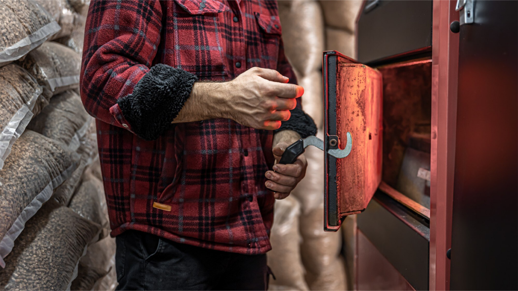 Pracownik przed drzwiami pieca