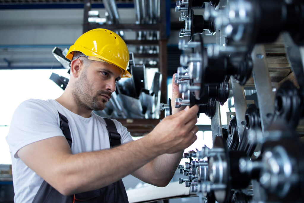 Technik instalujący uszczelnienie
